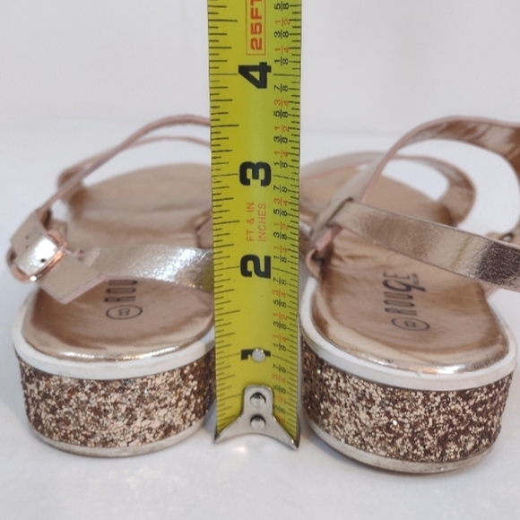 Rouge Helium women's champagne metallic sandals size (8) - Picture 4 of 9